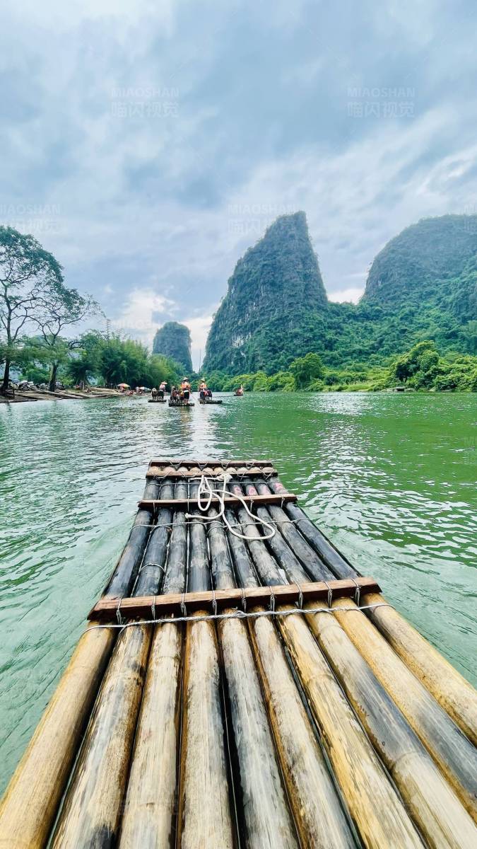 桂林阳朔竹筏漂流图片