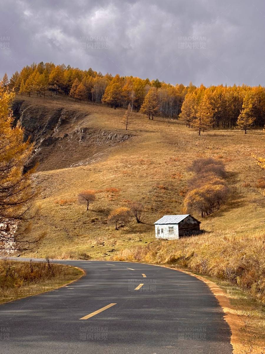 秋日山间小路与小屋图片