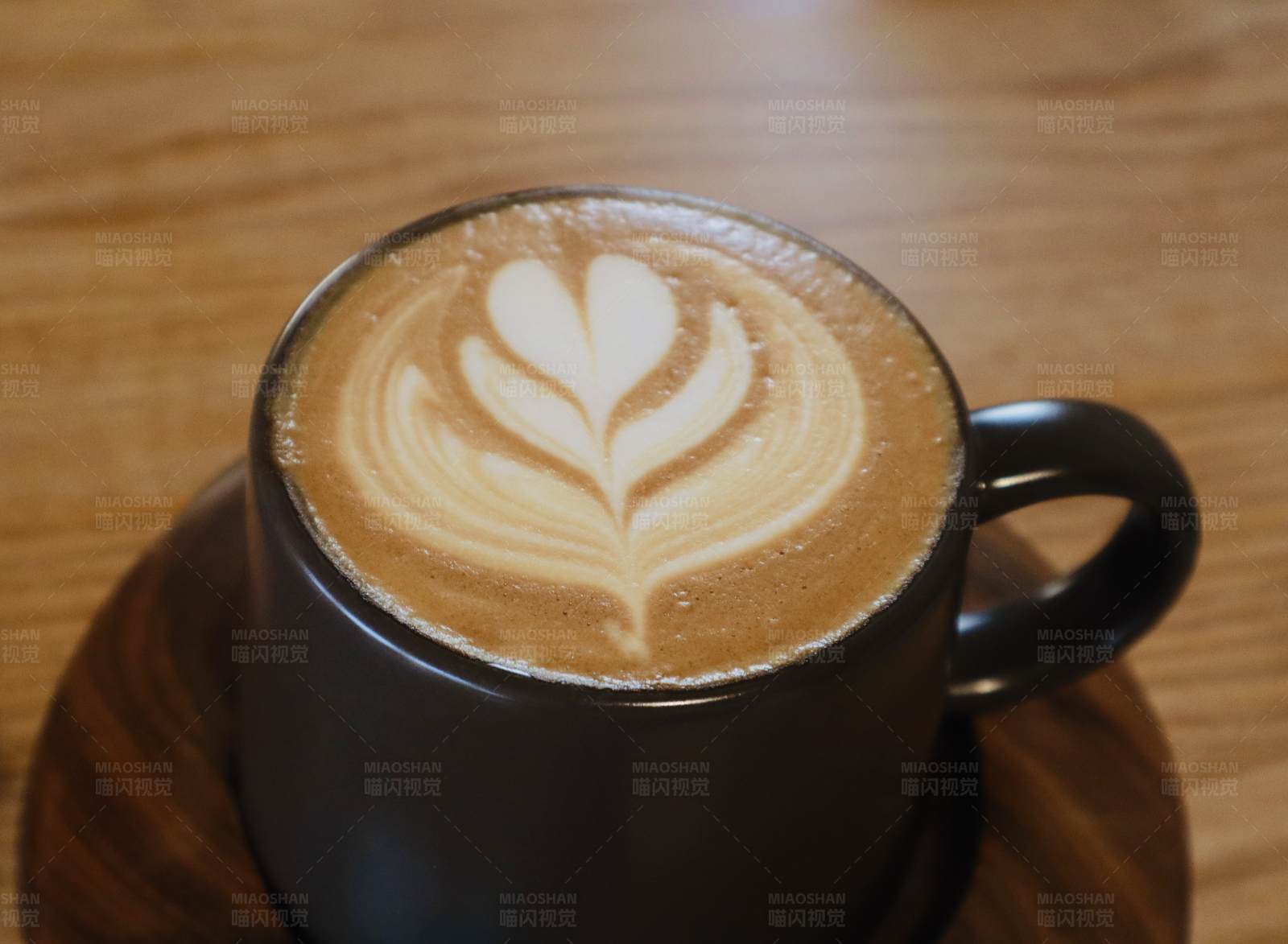 一杯拿铁咖啡的特写镜头图片