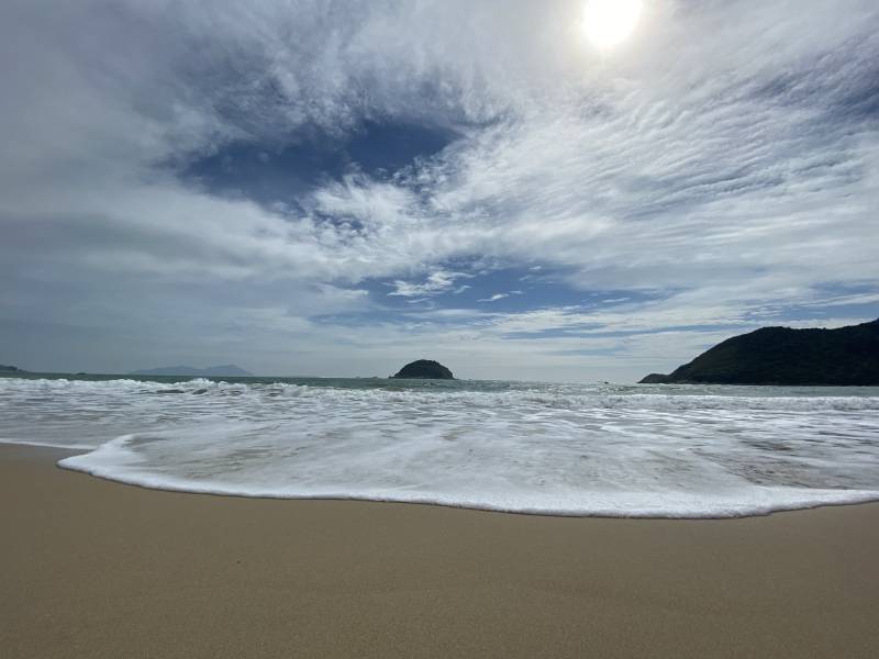 阳光沙滩海浪 宁静的海边风景图片