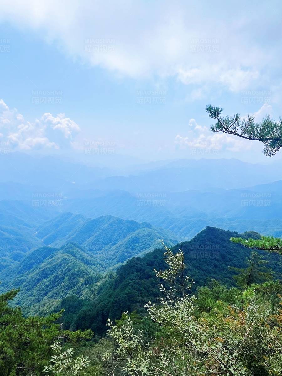 青山绿水 云雾缭绕的山景图片