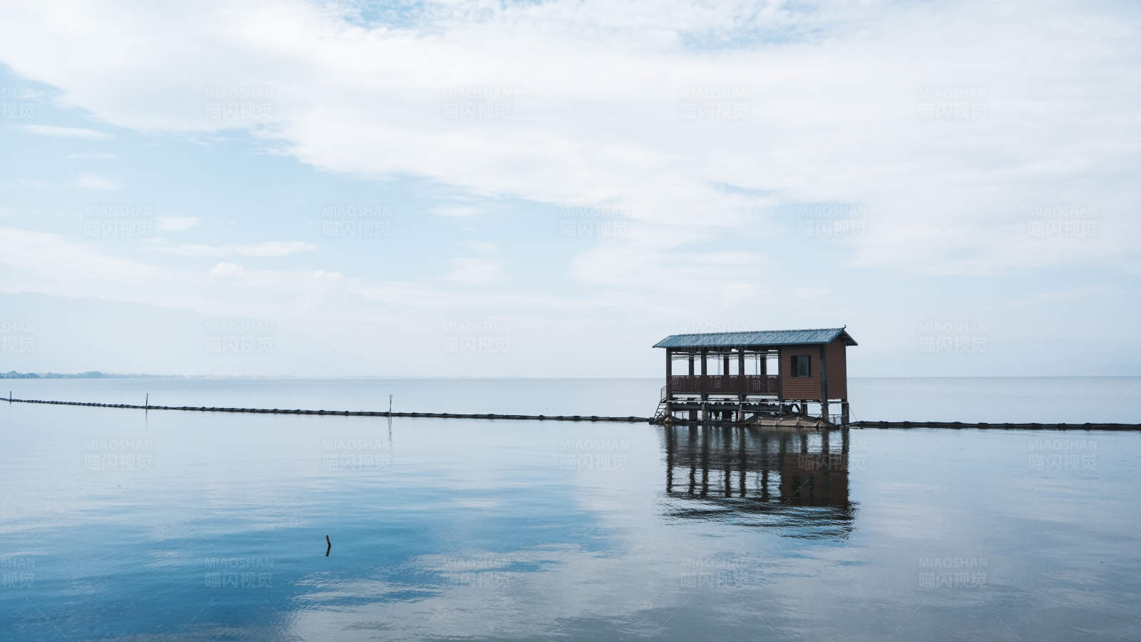 洱海上的小木屋图片