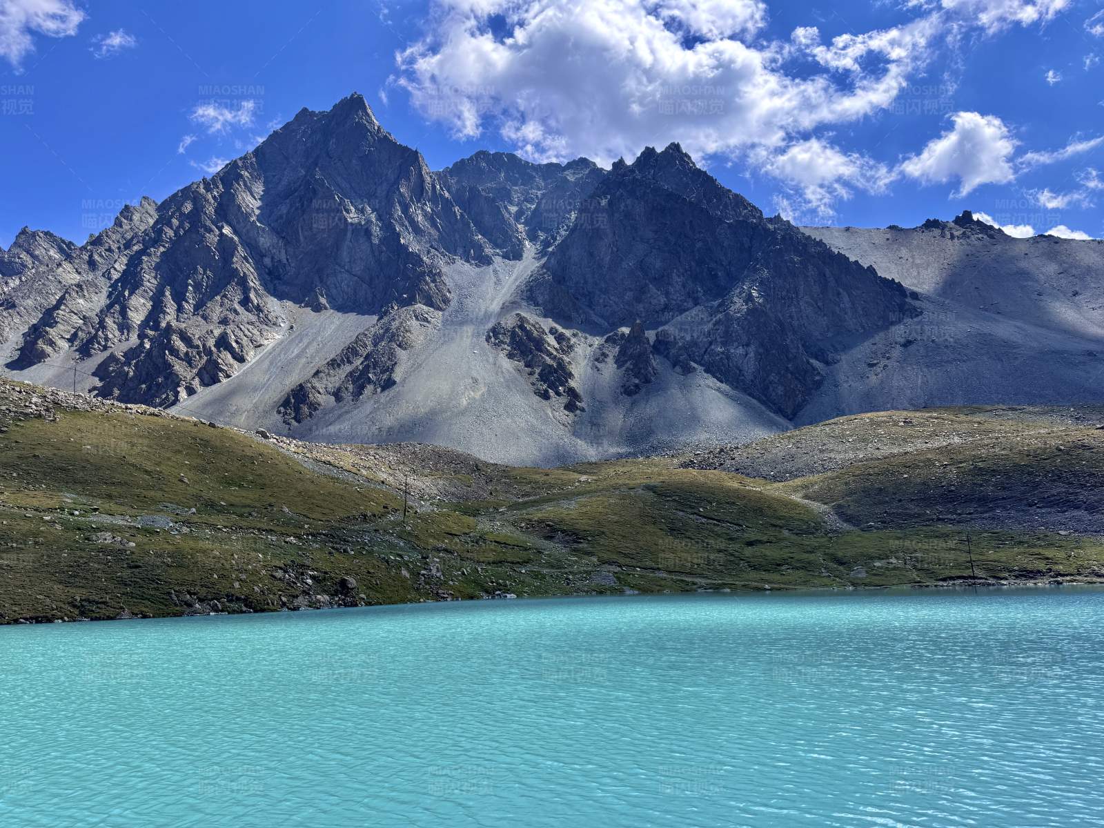 蓝湖与雪山的壮丽景色图片
