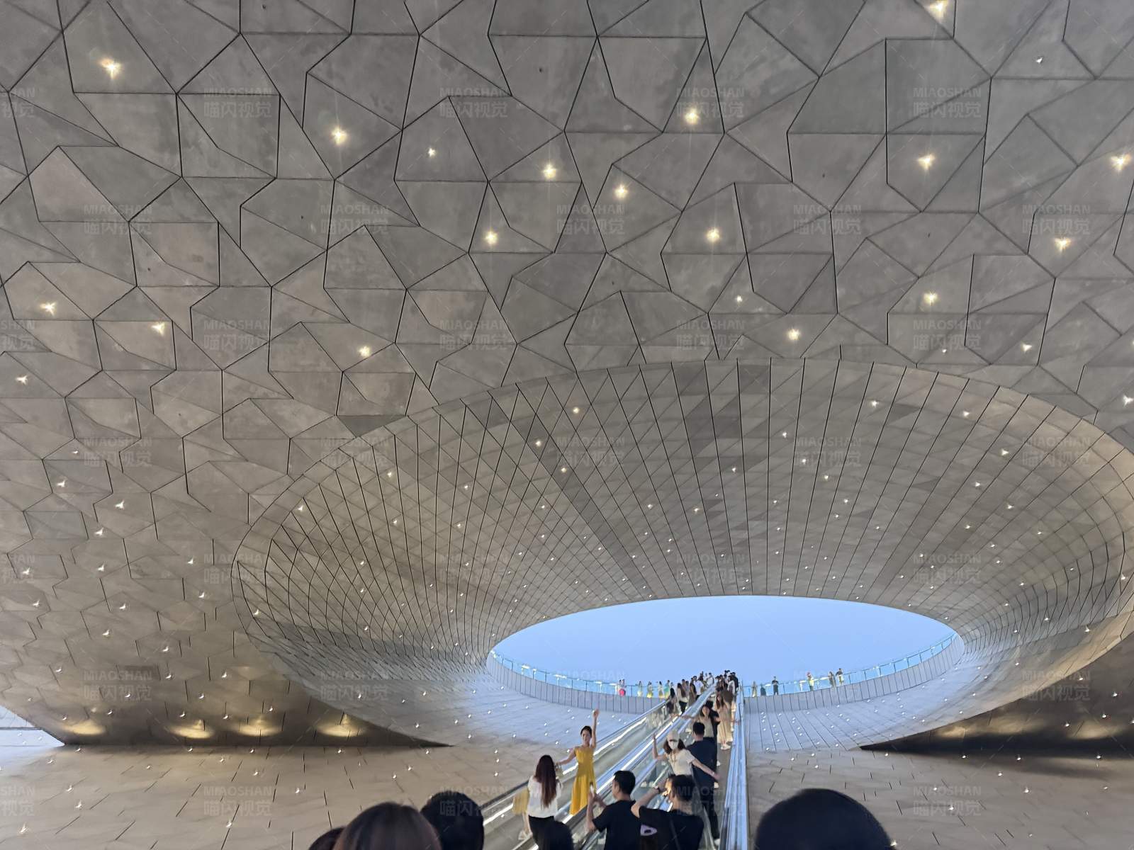 现代建筑的几何之美图片