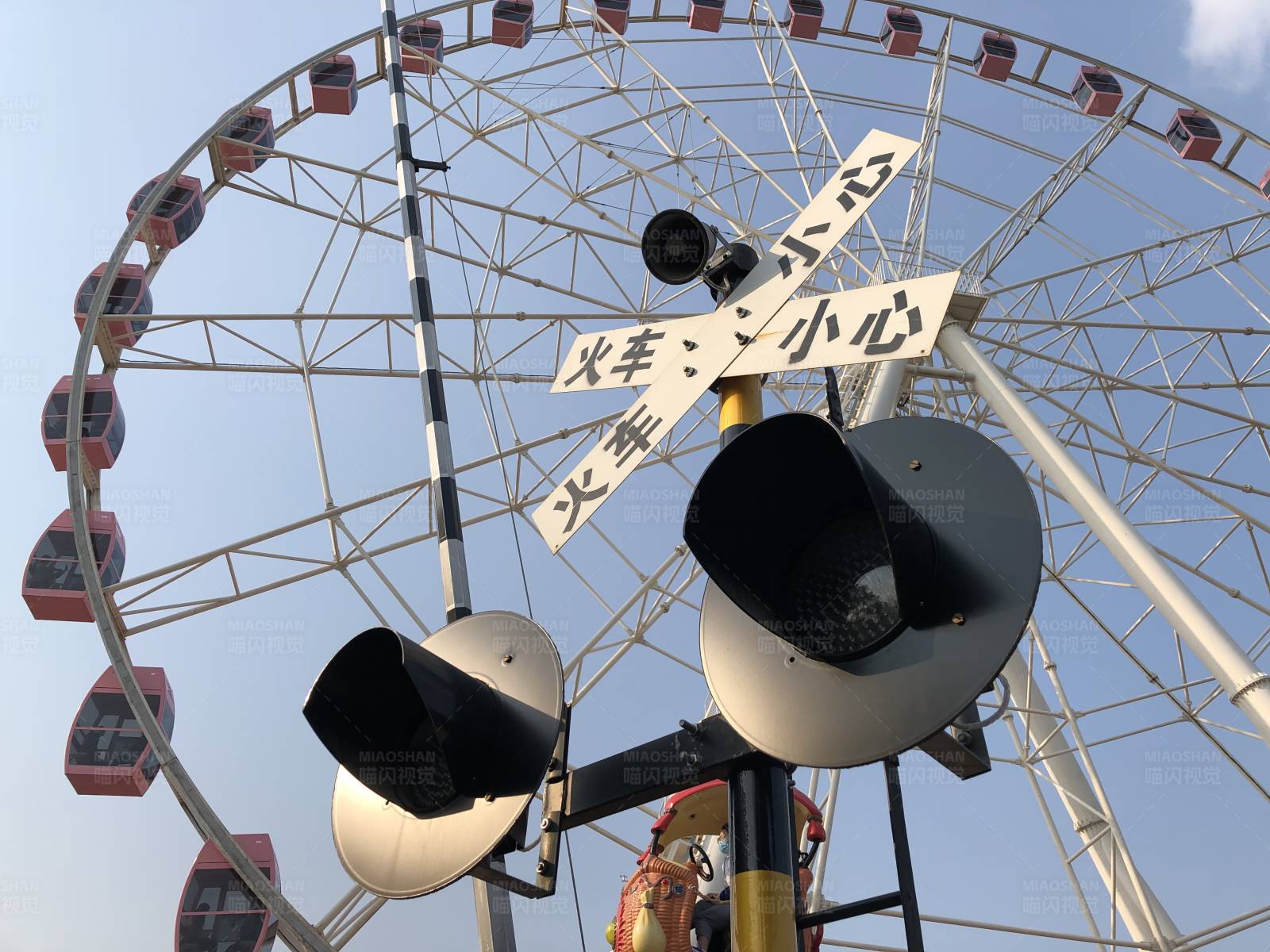 摩天轮前的警示牌图片