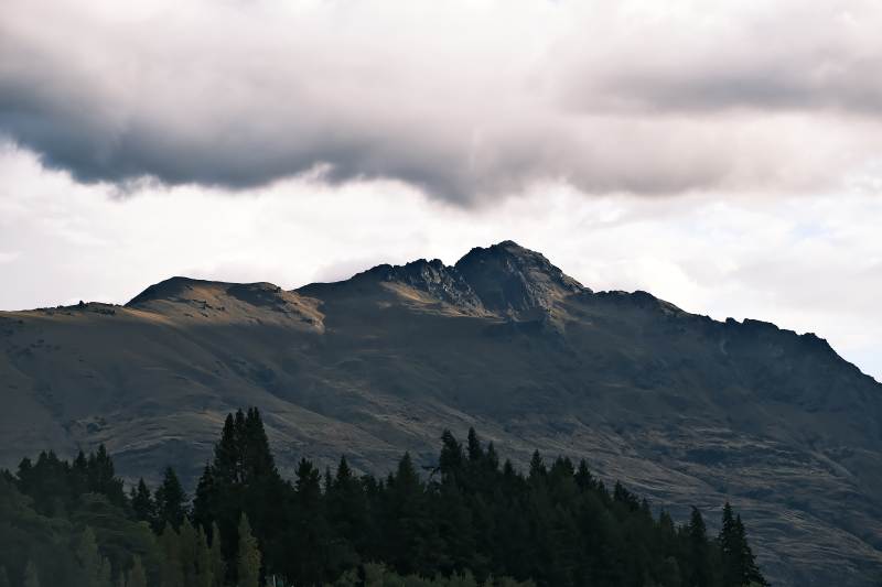 云雾缭绕的山峰和森林图片
