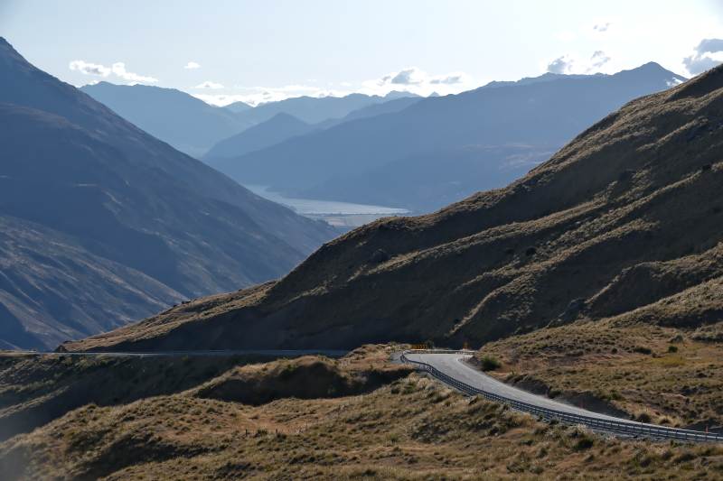 山间蜿蜒公路图片
