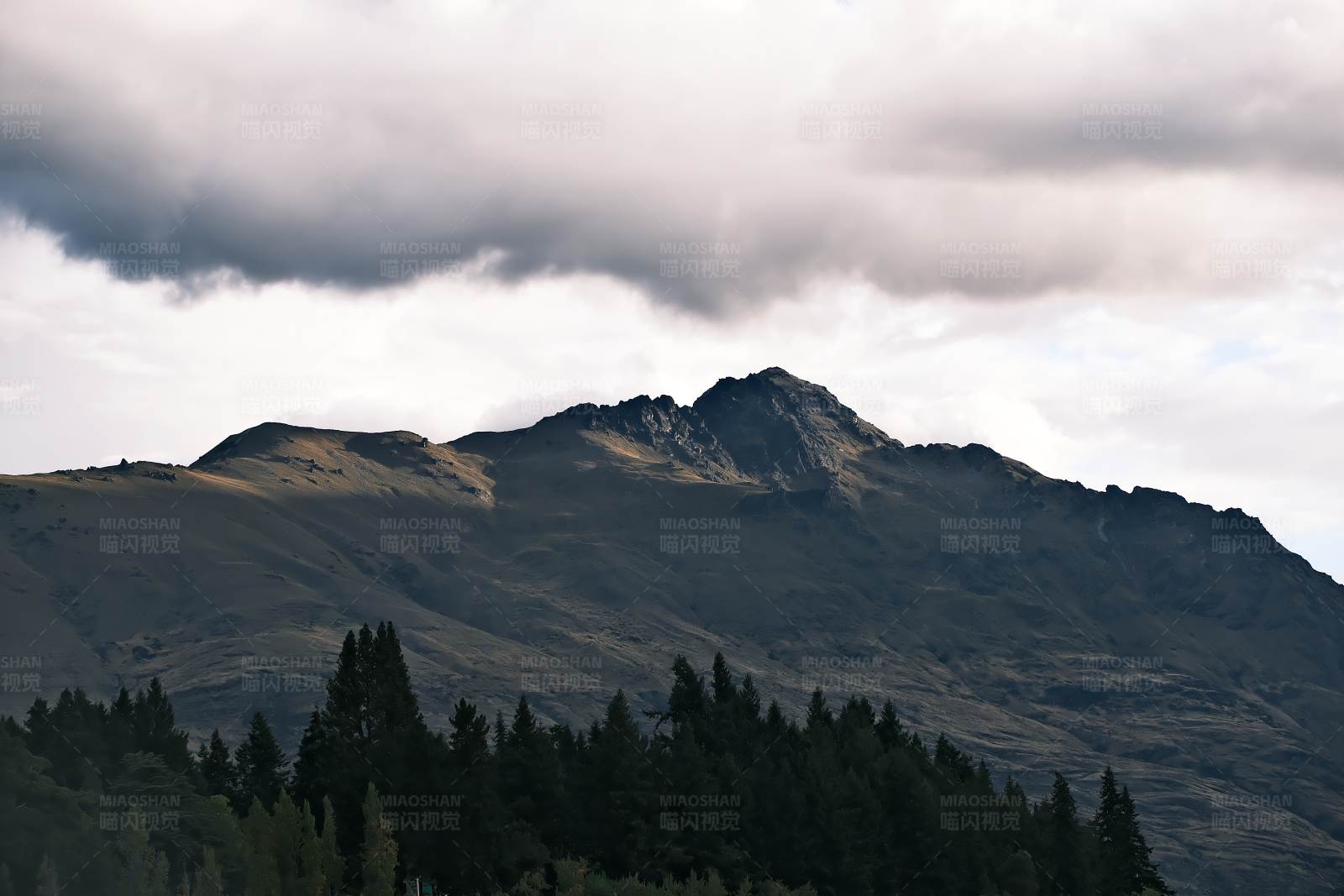 云雾缭绕的山峰和森林图片
