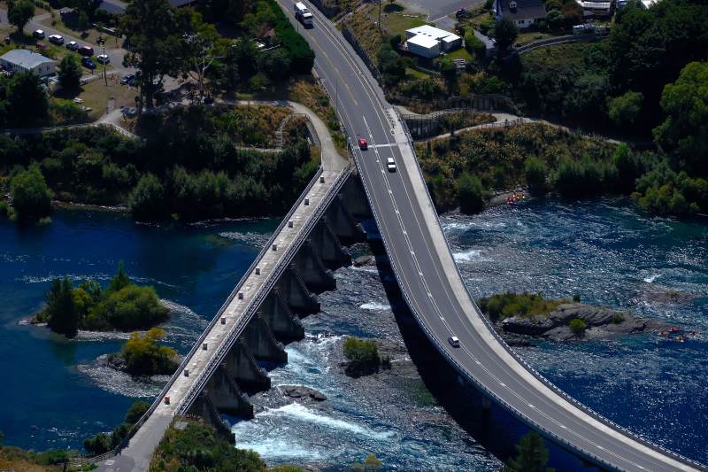 双层桥横跨激流之上图片