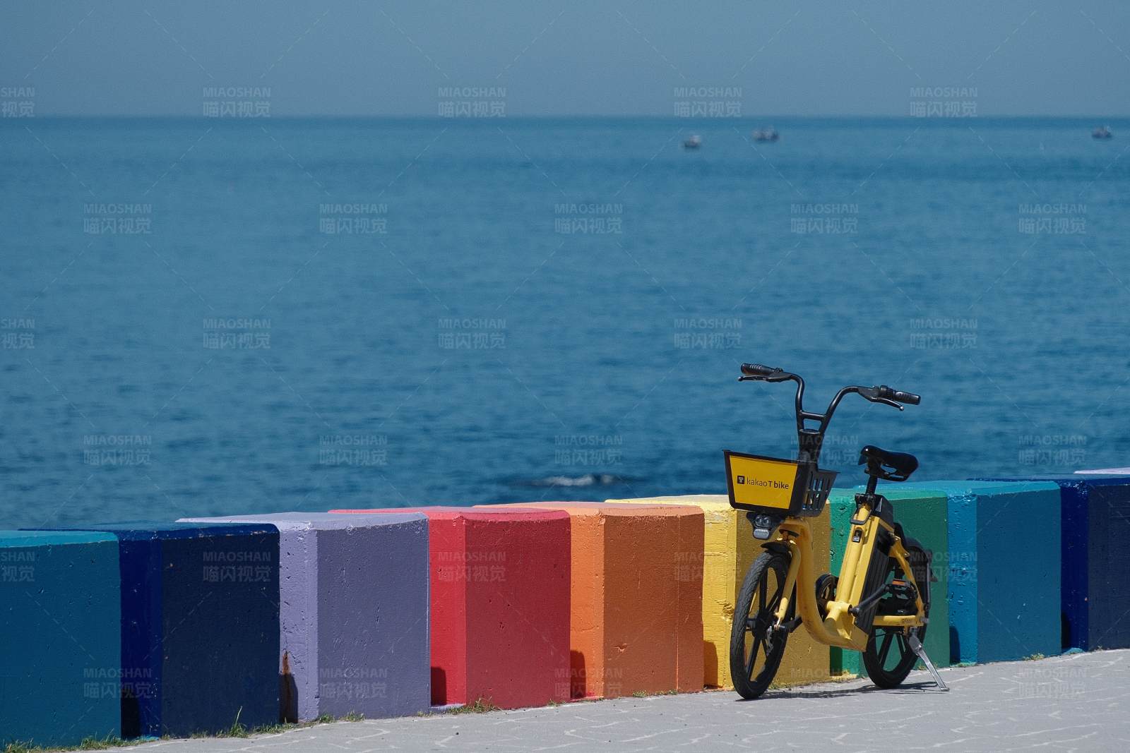 海边的彩色自行车图片