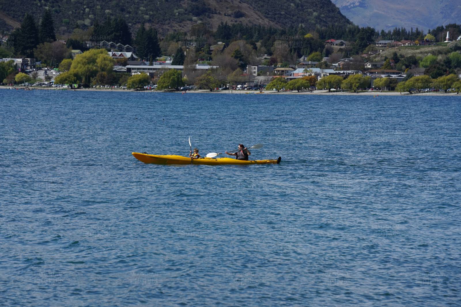 湖上泛舟 享受宁静时光图片