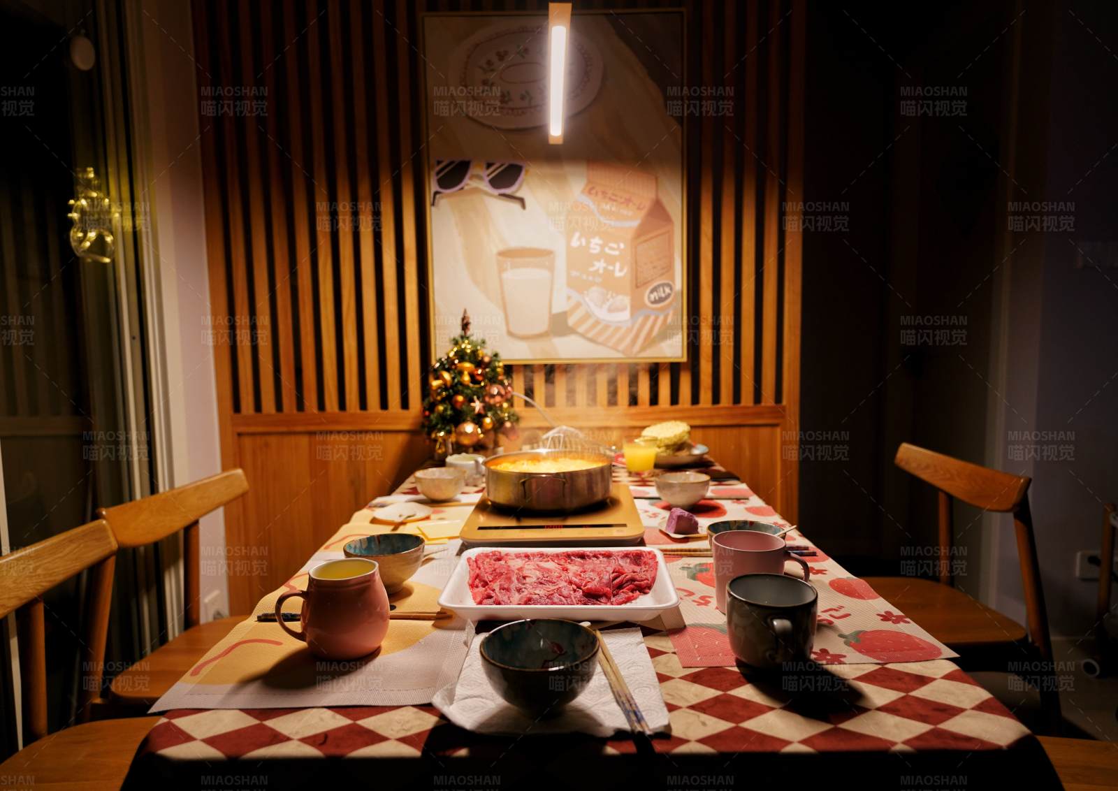 温馨的圣诞晚餐准备中图片