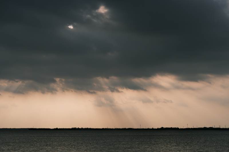 乌云密布 阳光穿透图片