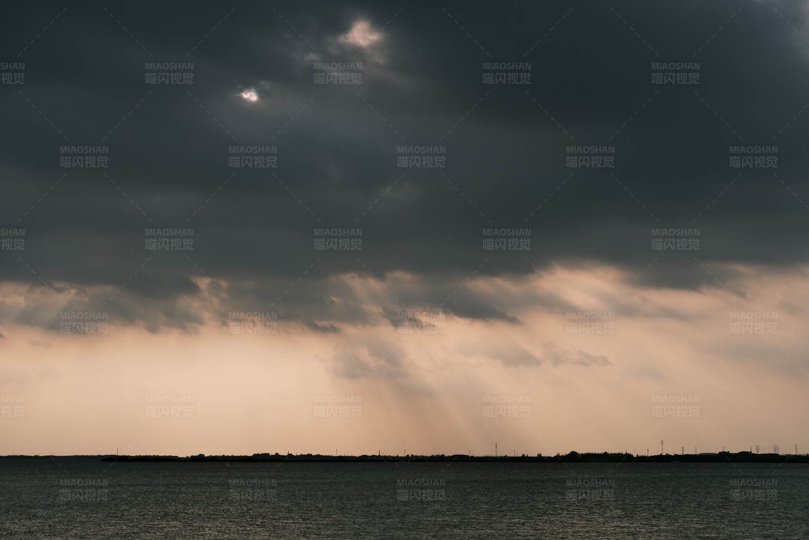 乌云密布 阳光穿透图片