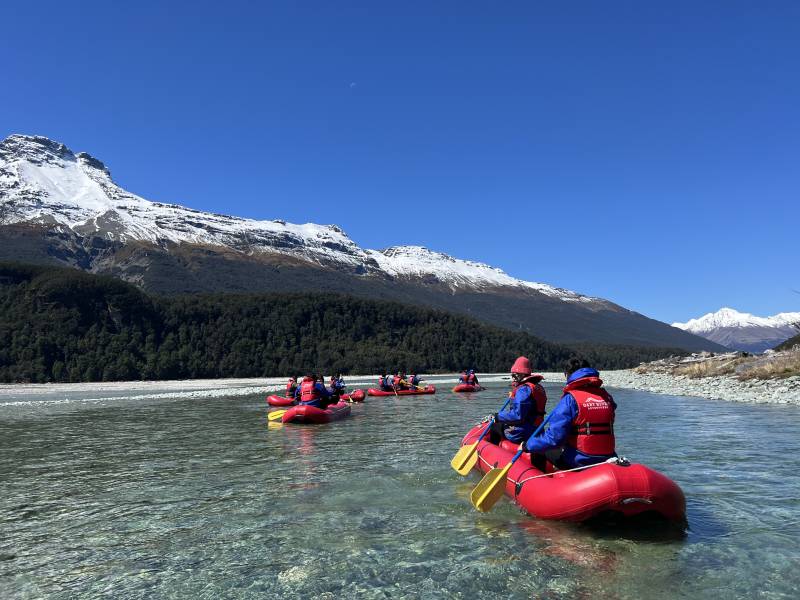 雪峰下的皮划艇探险之旅图片