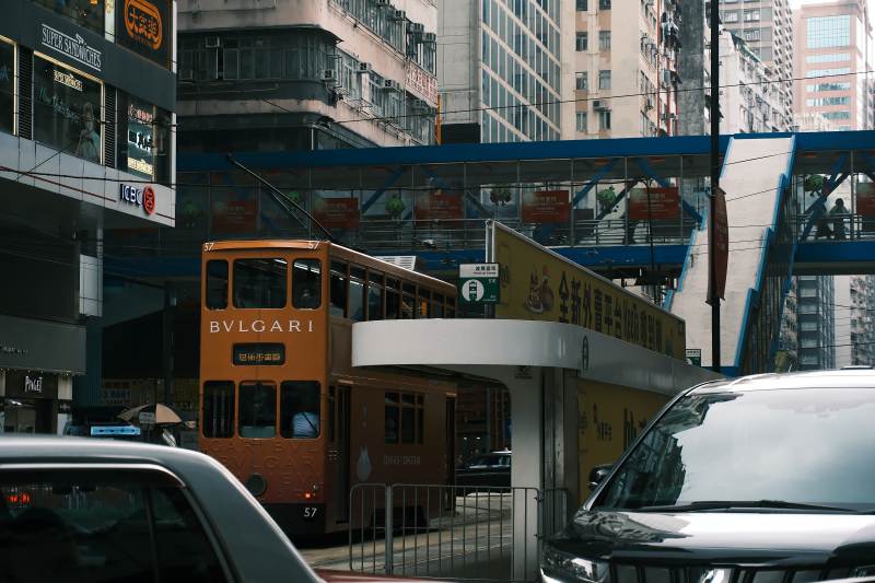 香港街头的双层电车和高楼大厦图片