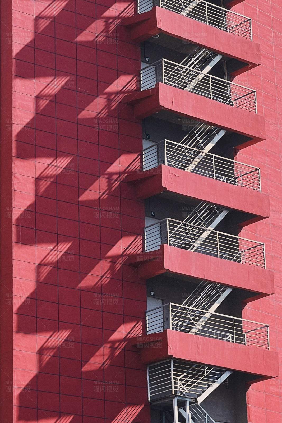 红色建筑的光影交错图片