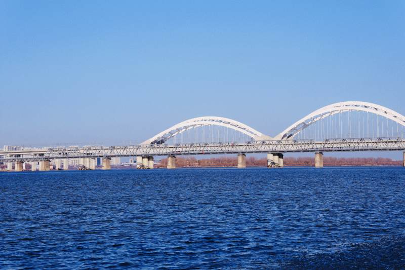 蓝色天空下的白色桥梁图片