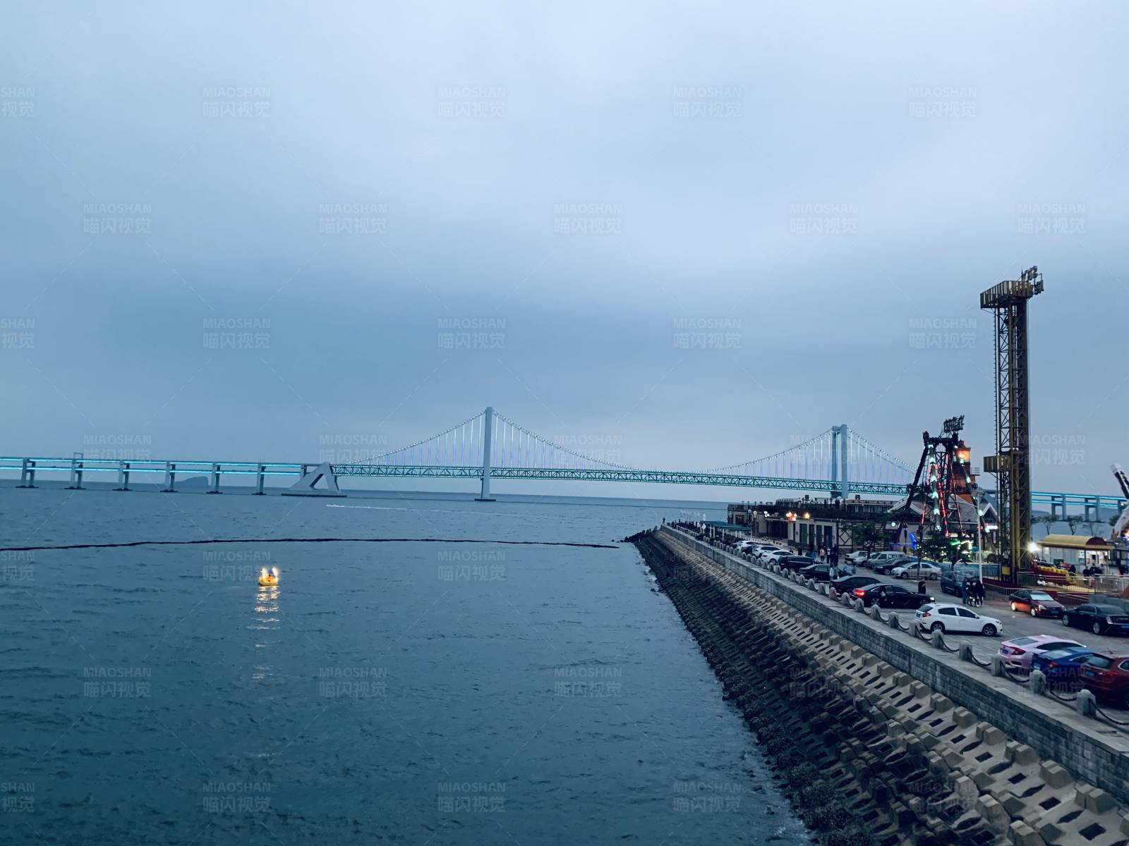 海天一色 桥连两岸图片