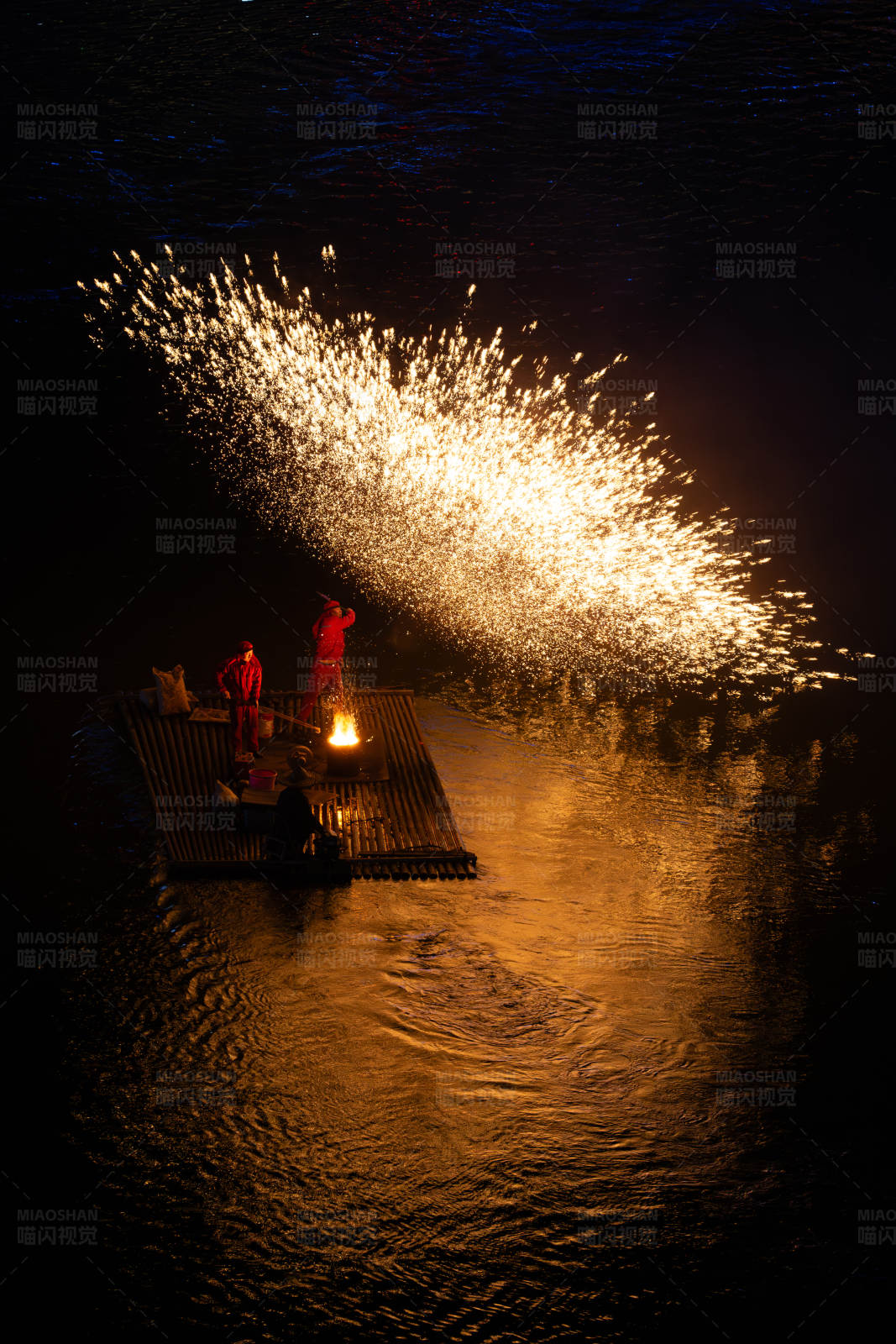 水上打铁花表演图片