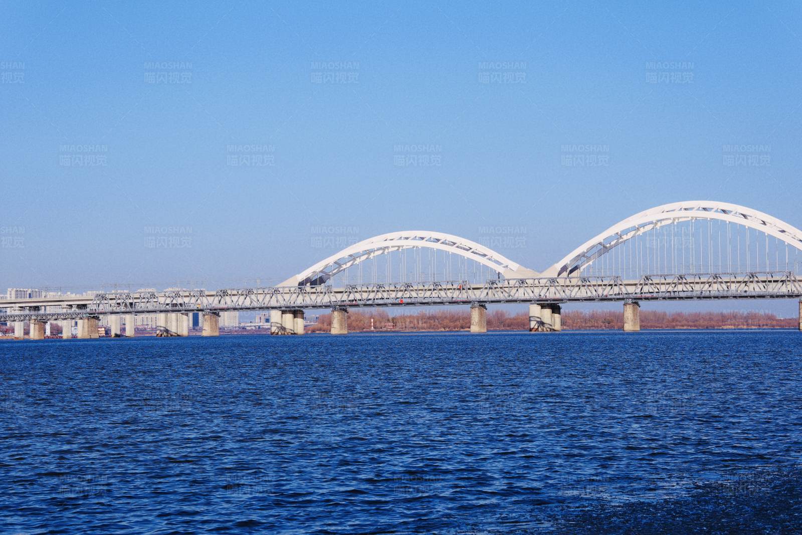 蓝色天空下的白色桥梁图片