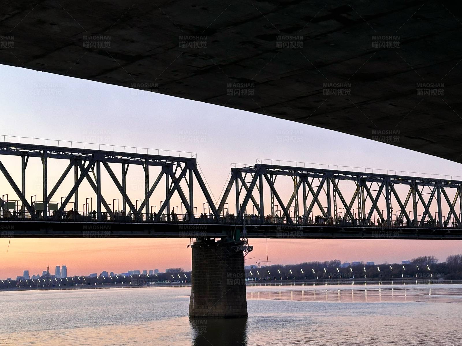 夕阳下的哈尔滨松花江大桥图片