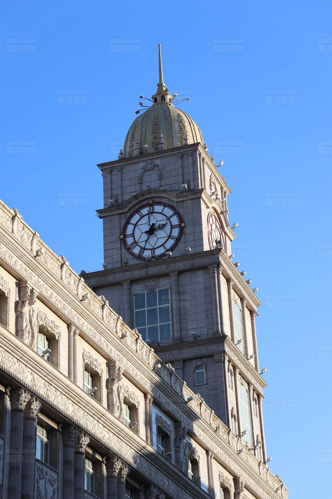 金色穹顶的钟楼图片