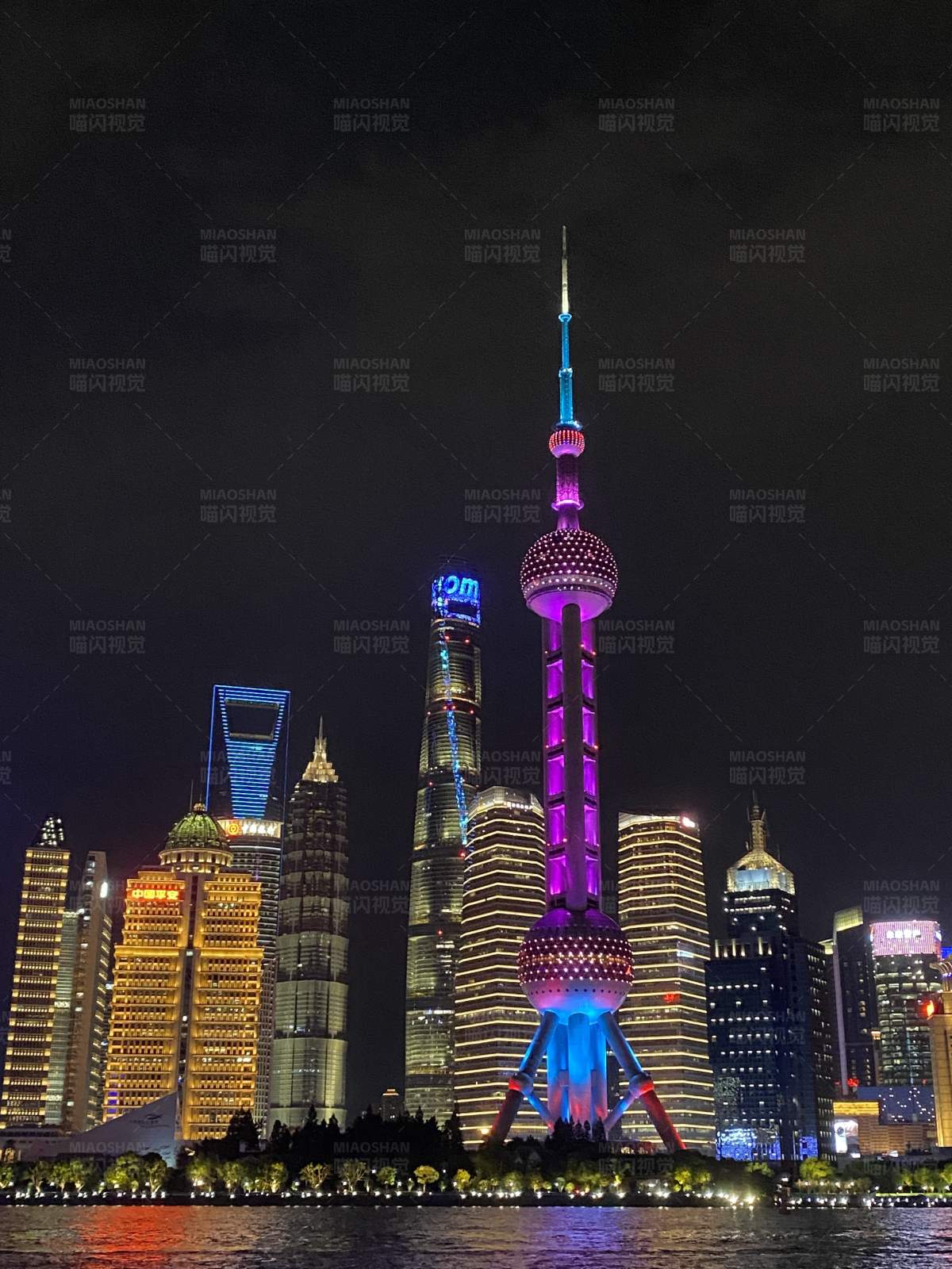 上海夜景 东方明珠塔璀璨夺目图片