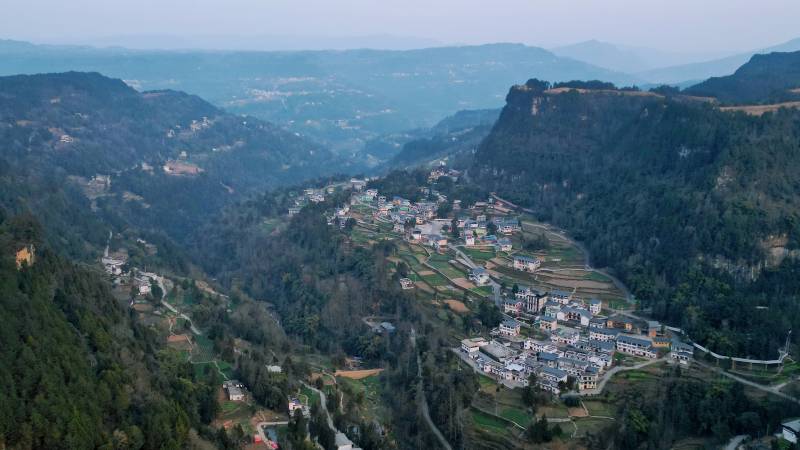 山谷中的村庄图片