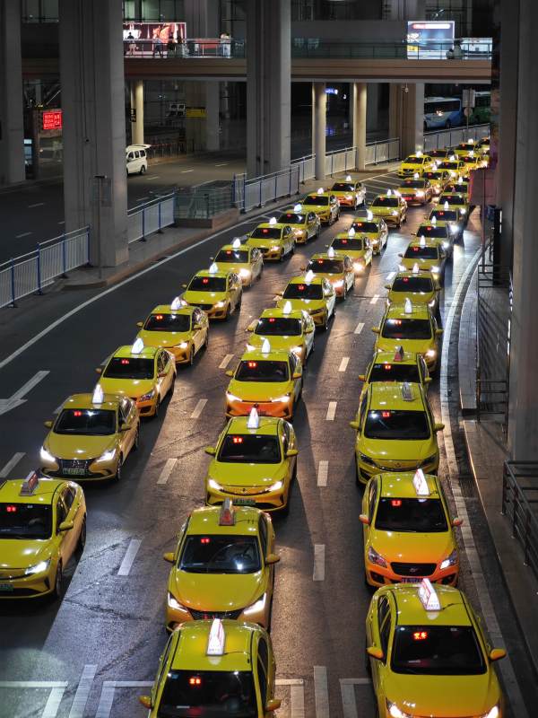 重庆“黄色法拉利”出租车排长队图片