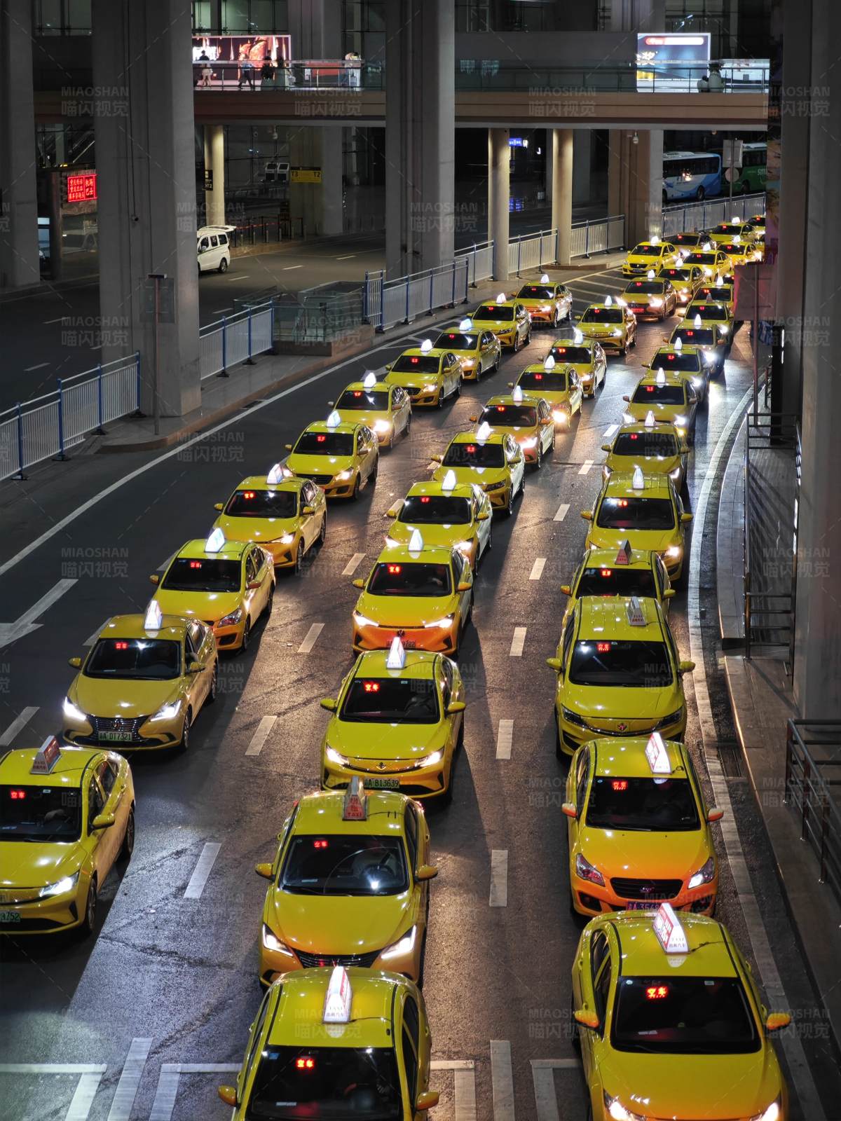重庆“黄色法拉利”出租车排长队图片