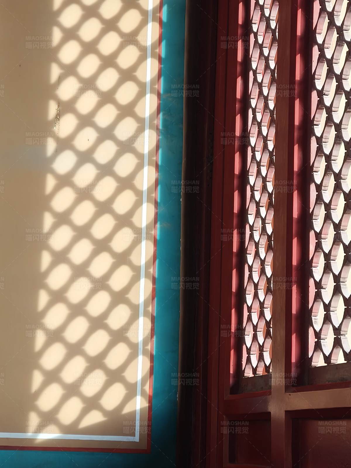 光影交错的窗户图片