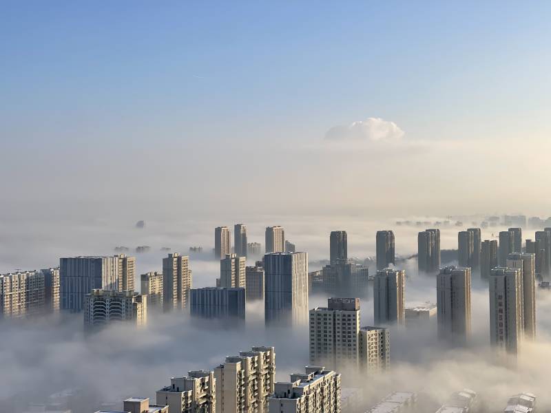 云雾缭绕的城市天际线图片