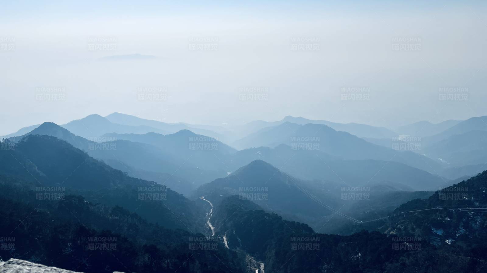 远山叠嶂 云雾缭绕图片