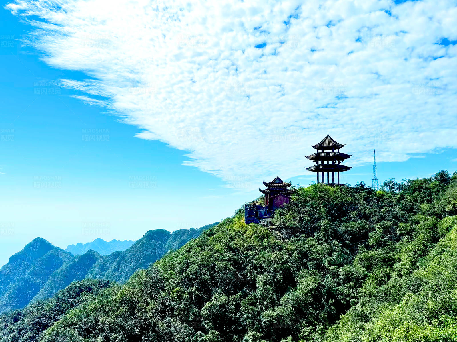 山顶上的古塔图片