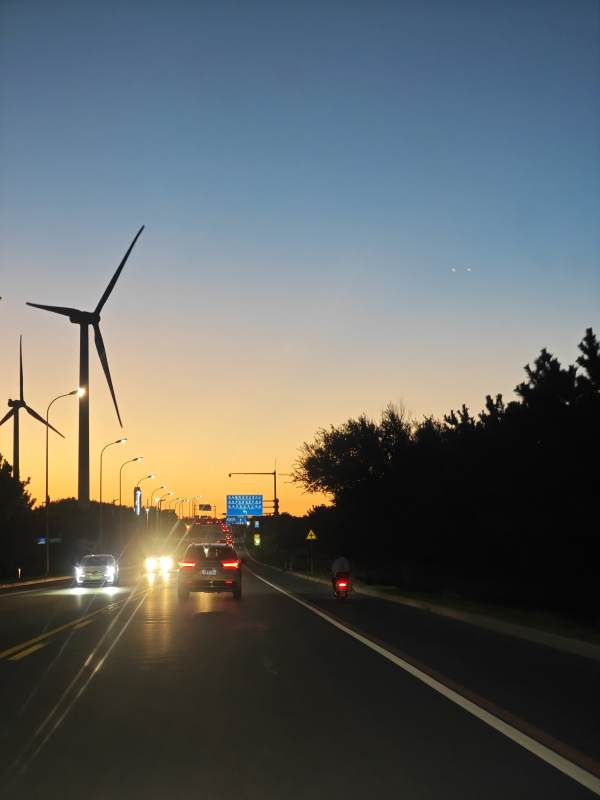 夕阳下的风车和高速公路图片