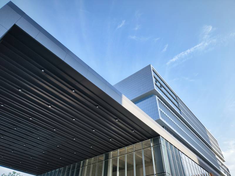 现代建筑与蓝天白云图片