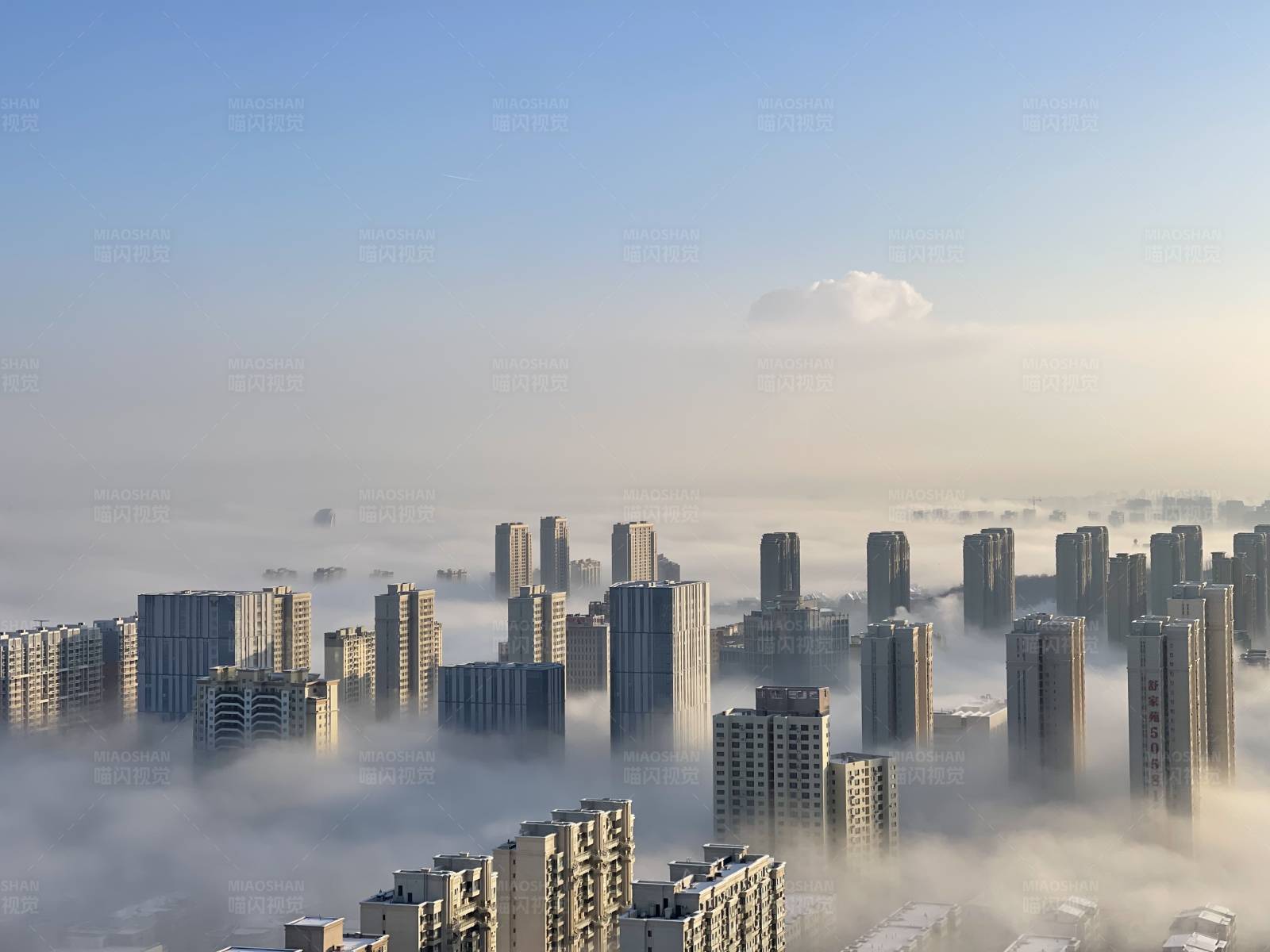 云雾缭绕的城市天际线图片