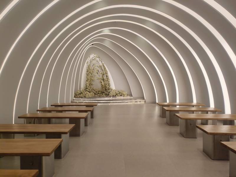 现代教堂的光影与宁静图片