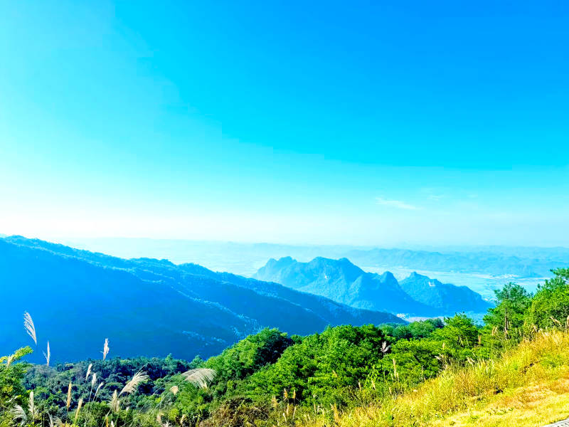 蓝天下的山川美景图片