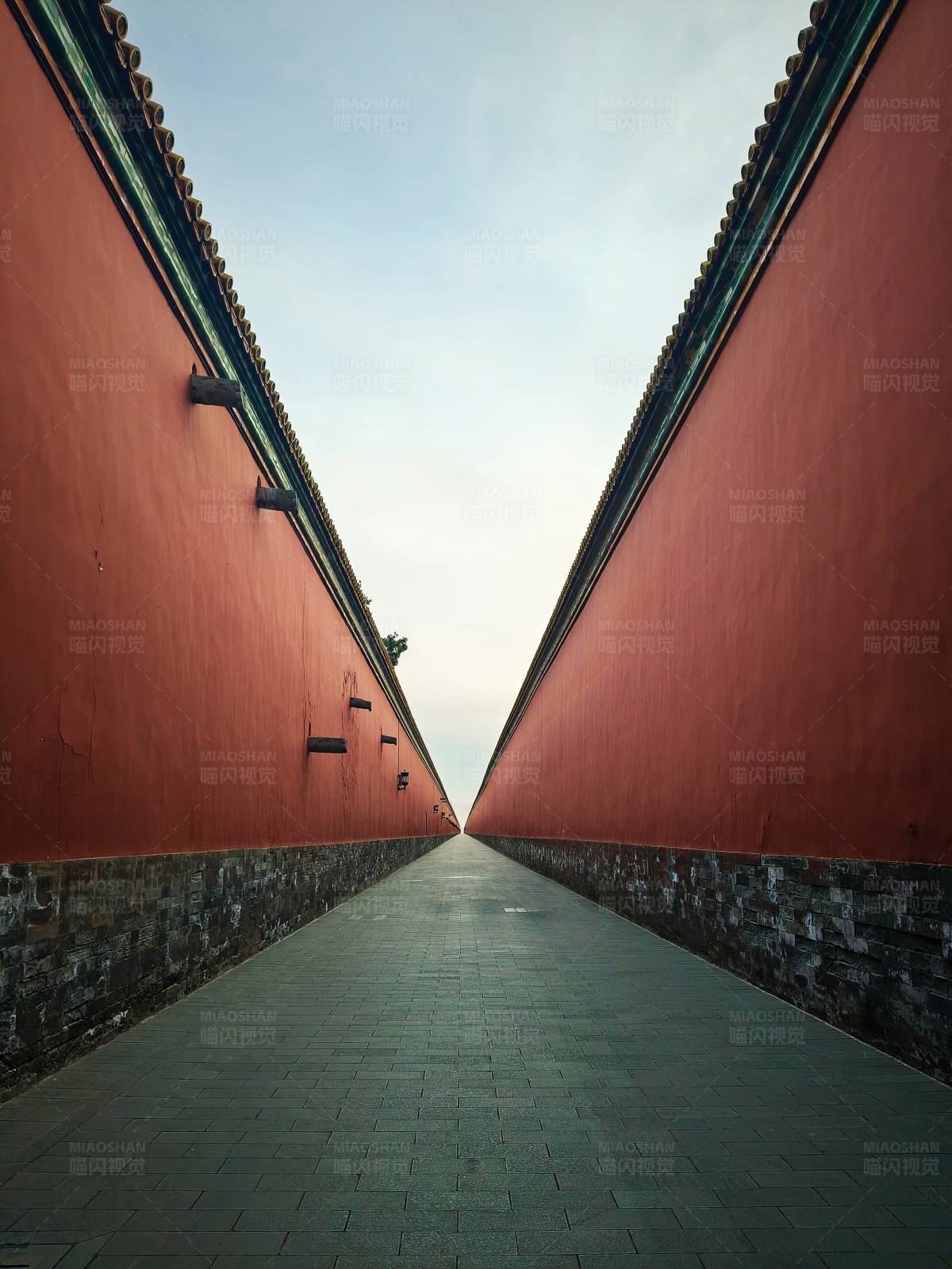 故宫红墙下的宁静小径图片