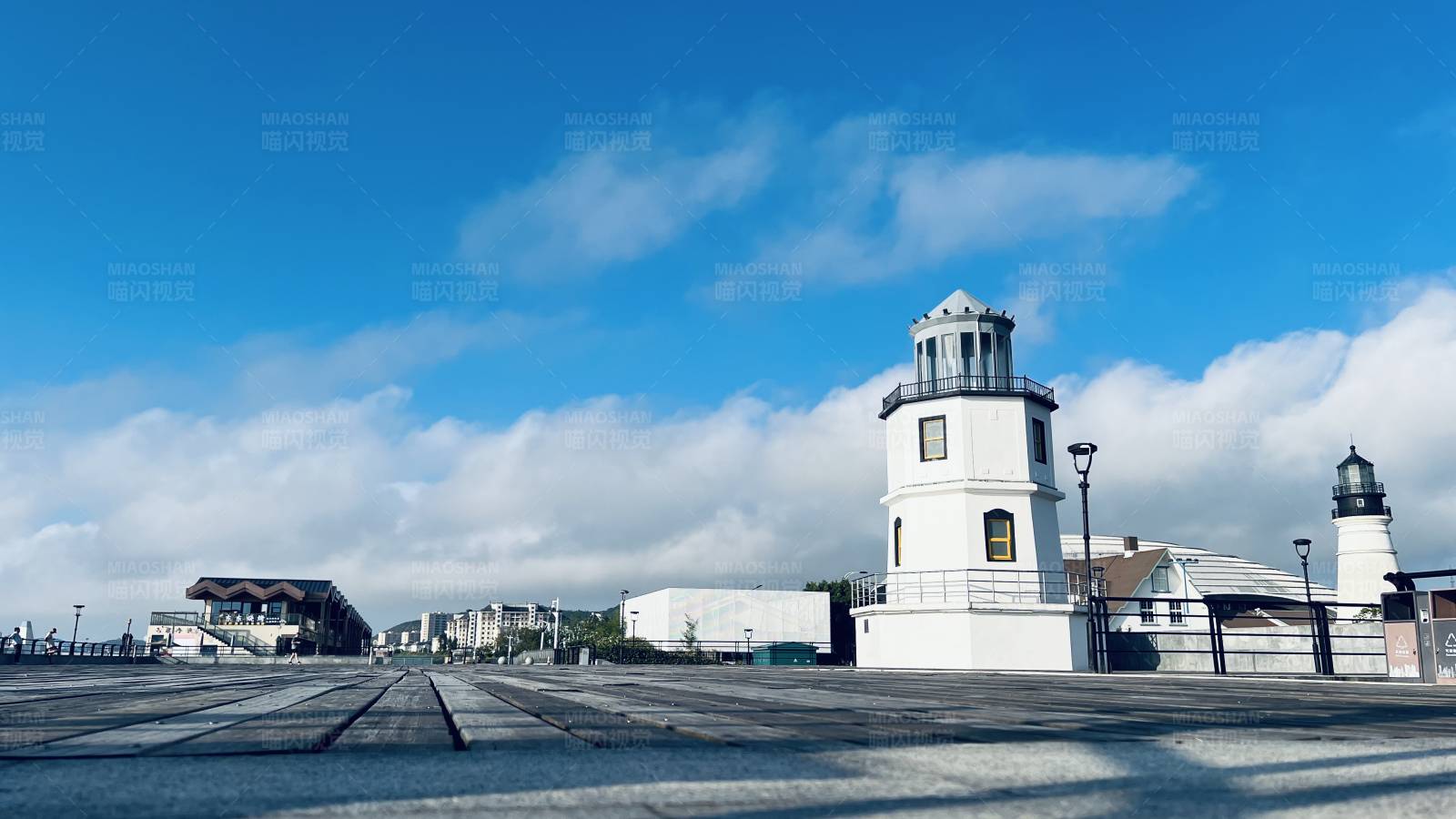 灯塔与天空的宁静图片