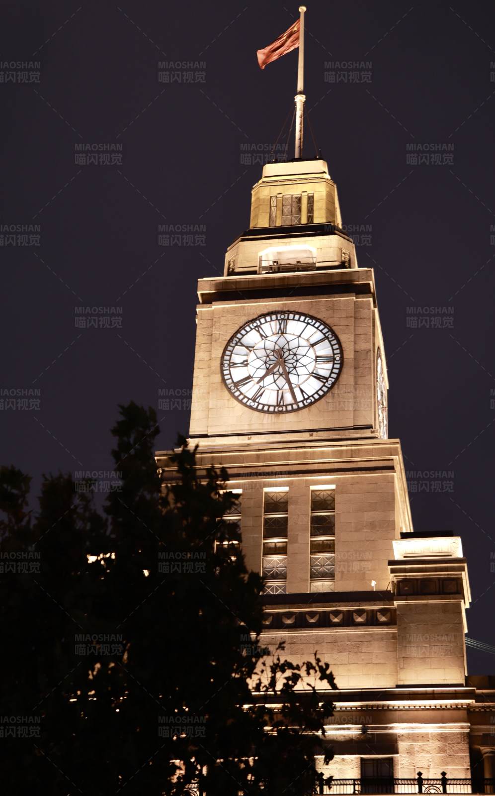 夜幕下的钟楼图片
