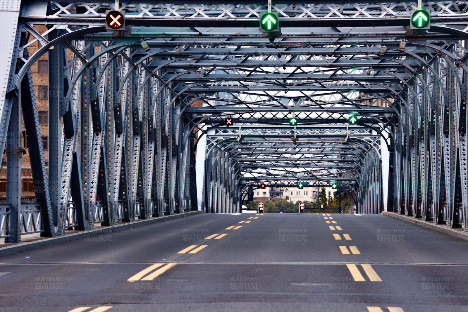 城市之桥 钢铁与道路的交汇图片