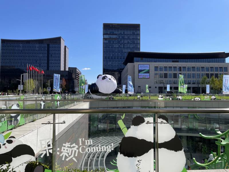 城市广场上的熊猫雕塑图片