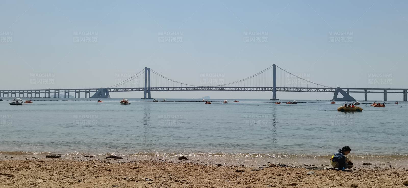 海滩上的桥图片