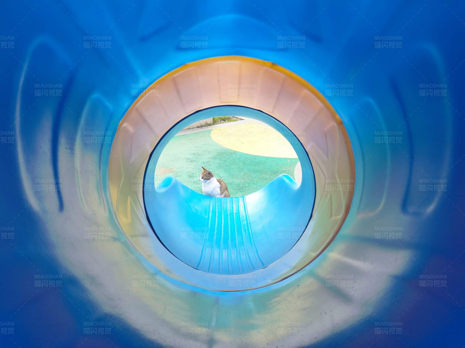 蓝色隧道尽头的风景图片