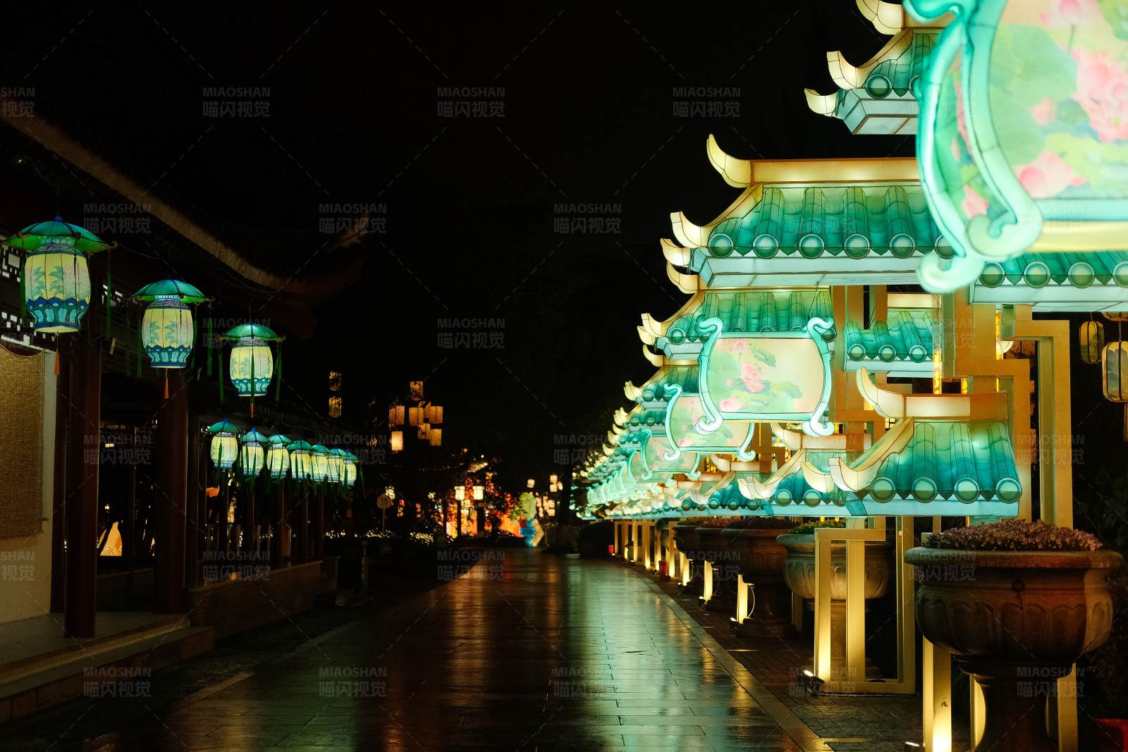 夜幕下的古街图片