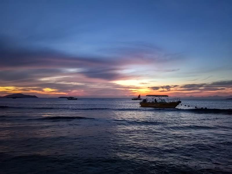 夕阳下的海上游船图片