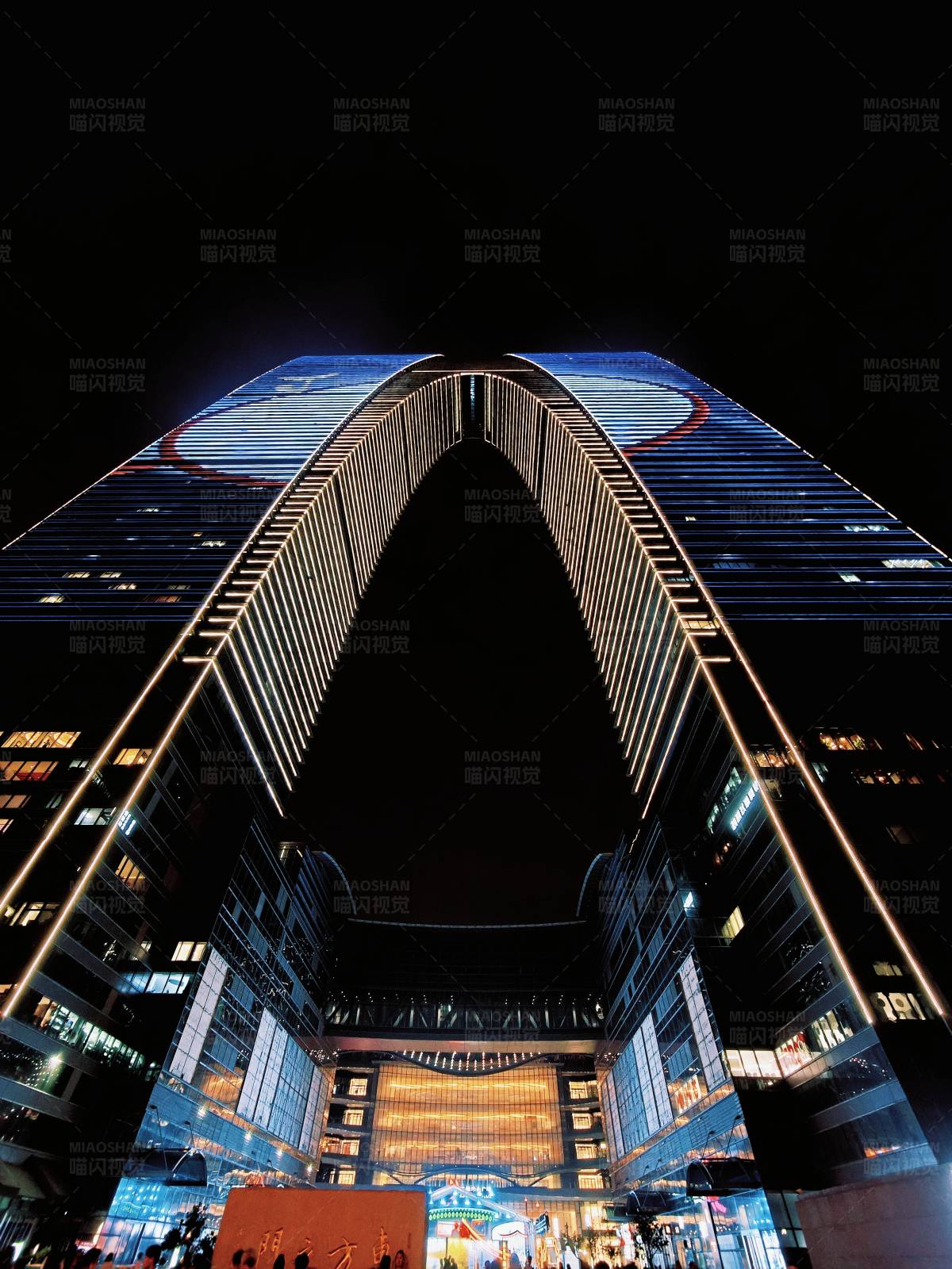 夜幕下的现代建筑图片